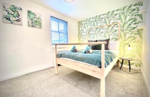 Kirkwall Apartment | Stylish Central 2 Bedroom Apartment - Free Parking, Free WiFi