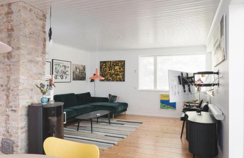 Torshavn Villa | Stylish Central 4-Bedroom House with Hot Tub, Sauna and Garden