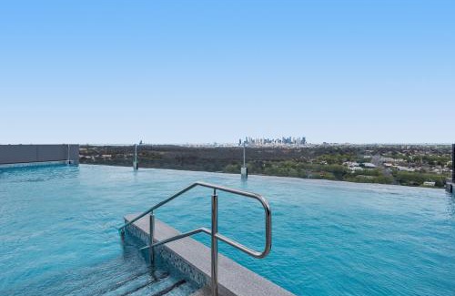 Alphington Apartment | Stylish City-View Apartment with Deluxe Amenities