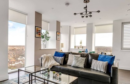 Collier's Wood Apartment | Stylish City Views Near Station