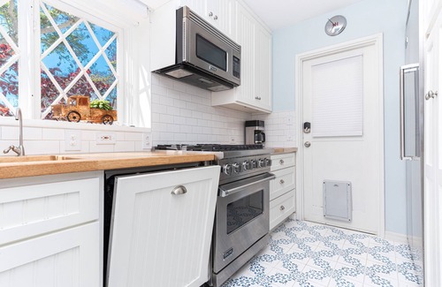 Corona del Mar Condo | Stylish Coastal Cottage w/Central AC, Modern Upgrades & Lush Patio – Walk to Beach & Dining!
