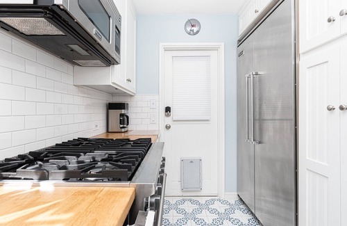 Corona del Mar Condo | Stylish Coastal Cottage w/Central AC, Modern Upgrades & Lush Patio – Walk to Beach & Dining!