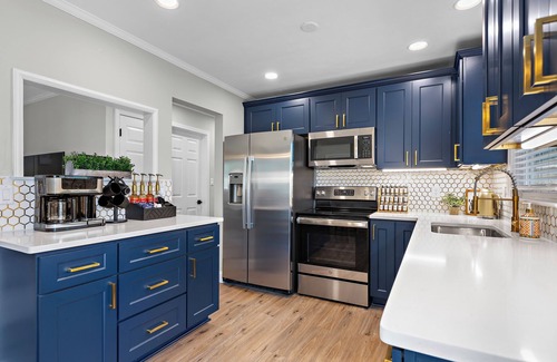 Fox Hill - Grandview House | Stylish, Coffee Bar, Sleeps 6 + Yard only 15 mins to Adventure