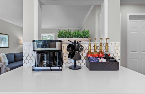 Fox Hill - Grandview House | Stylish, Coffee Bar, Sleeps 6 + Yard only 15 mins to Adventure