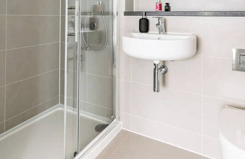South Harrow Apartment | Stylish & Comfortable Top-Floor Flat in Harrow