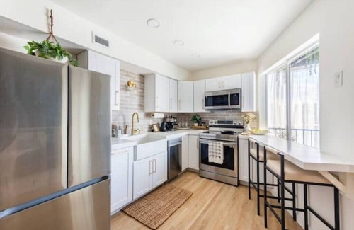 East Riverside - Oltorf Apartment | Stylish Condo Minutes from Downtown, SoCo, & Lake!n