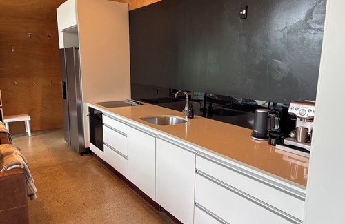 Tata Beach House | Stylish Contemporary Urban Retreat. 4 minute walk to the beach.