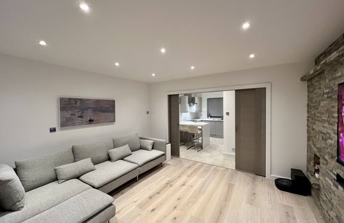 Shortlands Condo | Stylish Contemporary Apartment