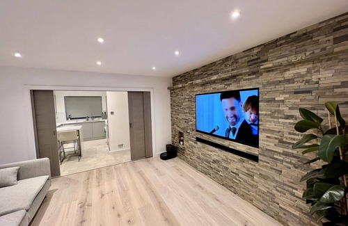 Shortlands Condo | Stylish Contemporary Apartment