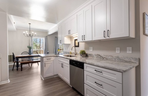 Williamsburg House | Stylish & Cozy 3 Bedroom – Convenient Location – Sleeps 7! Longer Stays Welcome!
