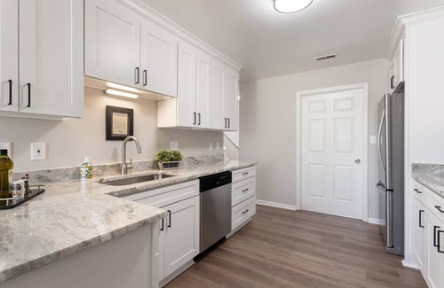 Williamsburg House | Stylish & Cozy 3 Bedroom – Convenient Location – Sleeps 7! Longer Stays Welcome!