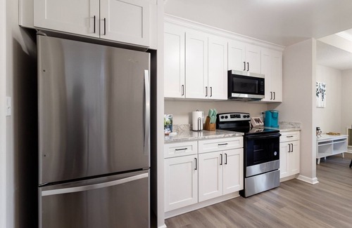 Williamsburg House | Stylish & Cozy 3 Bedroom – Convenient Location – Sleeps 7! Longer Stays Welcome!