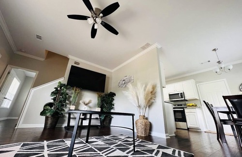 Buford House | Stylish & Cozy 3bed Retreat with modern amenities!