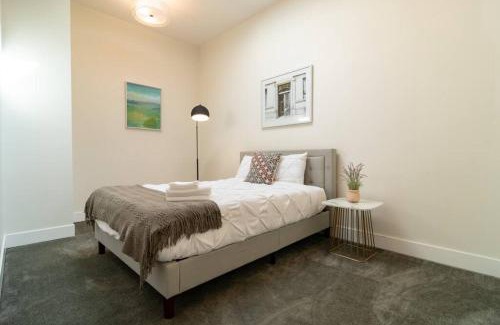 Near South Side Apartment | Stylish Cozy 3BR 420 Friendly Apartment with Gym Near McCormick Place, Grant Park and Soldier Field
