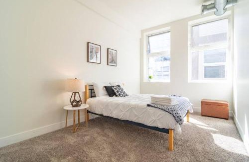 Near South Side Apartment | Stylish Cozy 3BR 420 Friendly Apartment with Gym Near McCormick Place, Grant Park and Soldier Field