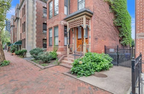 Metro Center Apartment | Stylish Downtown 1BR Victorian Brownstone