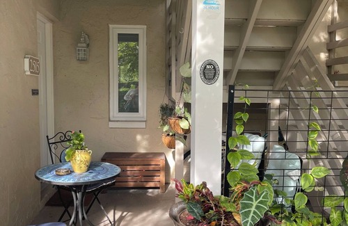 East Central Park Condo | Stylish Downtown Escape 2BR with King Suite Patio Walkable Fast Wi-Fi