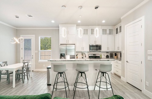 West Dallas House | Stylish Downtown Home with Massive Backyard