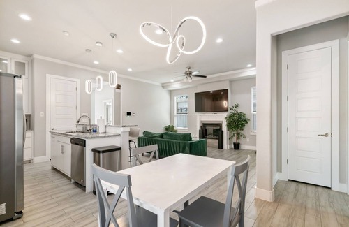 West Dallas House | Stylish Downtown Home with Massive Backyard
