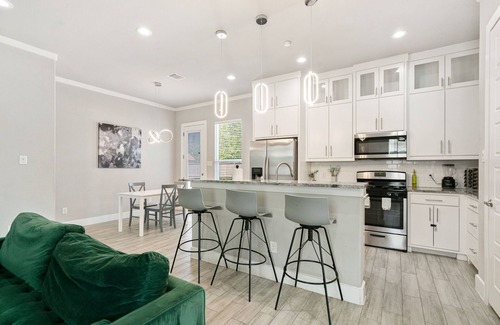 West Dallas House | Stylish Downtown Home with Massive Backyard