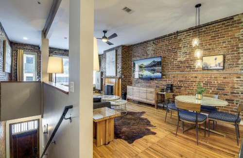Downtown Knoxville Apartment | Stylish Dtwn Knoxville Condo with Rooftop Deck!