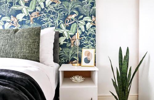 Ealing Apartment | Stylish Ealing Apt -Near Tube - Ideal For Family&Group Stay