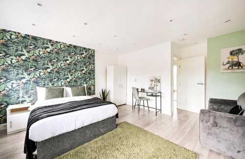 Ealing Apartment | Stylish Ealing Apt -Near Tube - Ideal For Family&Group Stay