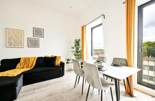 Ealing Apartment | Stylish Ealing Apt -Near Tube - Ideal For Family&Group Stay