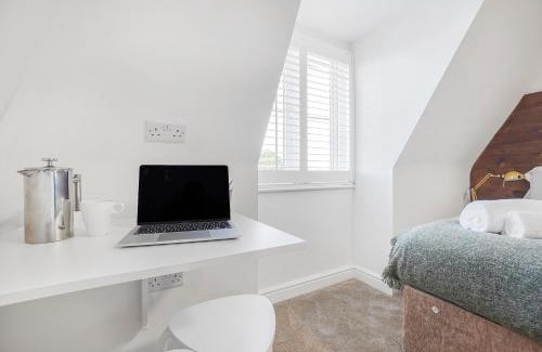 Folkestone Apartment | Stylish Eco Aparthotel in Folkestone Studios with Kitchenettes - Perfect for Contractors and Holiday Makers