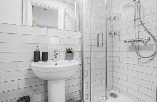 Folkestone Apartment | Stylish Eco Aparthotel in Folkestone Studios with Kitchenettes - Perfect for Contractors and Holiday Makers