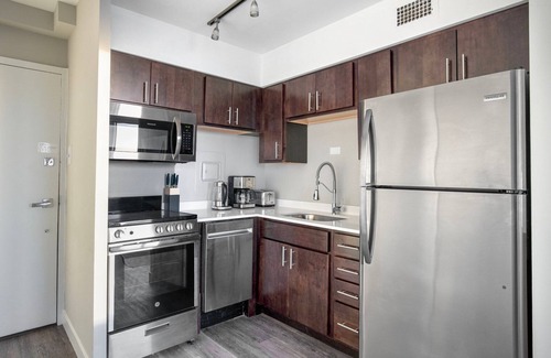 Edgewater Beach Apartment | Stylish Edgewater 1BR w/Gym, Deck & Lounge, nr L, by Blueground