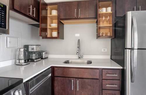 Edgewater Beach Apartment | Stylish Edgewater 1BR w/Gym, Deck & Lounge, nr L, by Blueground