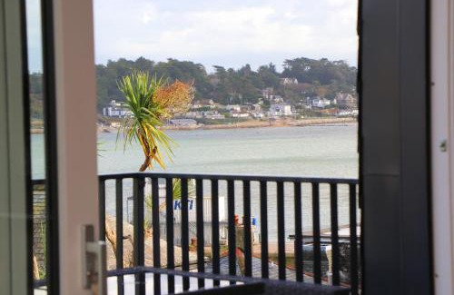 Treator Apartment | Stylish estuary view apartment
