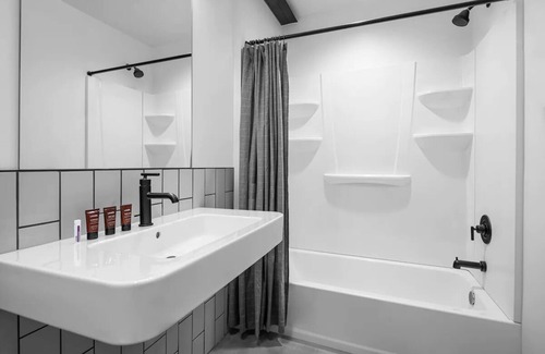 People's Freeway Hotel | Stylish evo Living Space, Perfect for Outdoor Enthusiasts, Pet-Friendly!