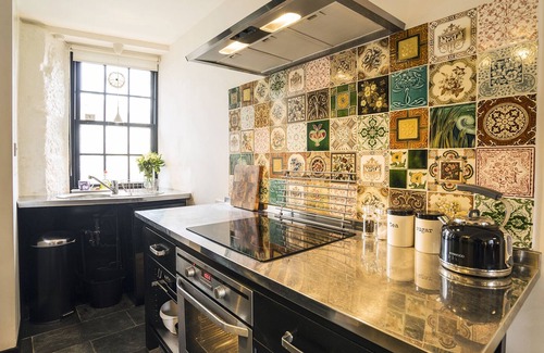 St Monans Cottage | Stylish fisherman's cottage in heart of pretty harbour village, pet-friendly.