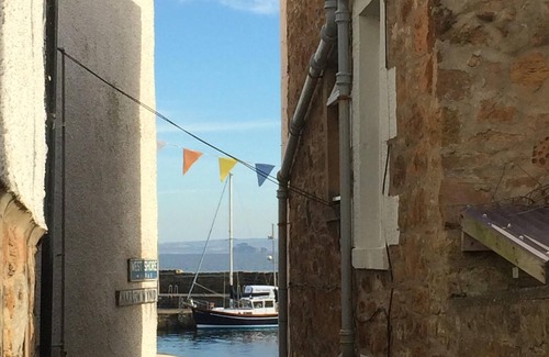 St Monans Cottage | Stylish fisherman's cottage in heart of pretty harbour village, pet-friendly.