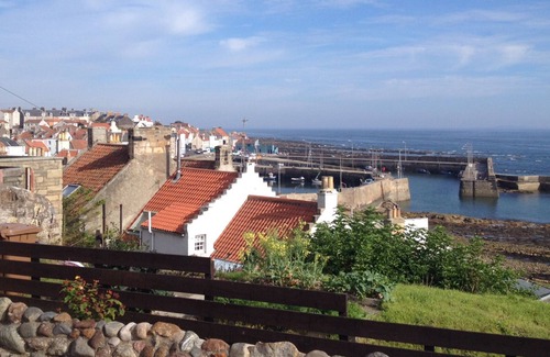 St Monans Cottage | Stylish fisherman's cottage in heart of pretty harbour village, pet-friendly.