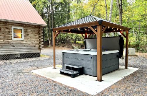 North Creek Ski Chalet | Stylish Forest Lodge with Large Hot Tub, Firepit and Fireplace minutes to Gore Mountain