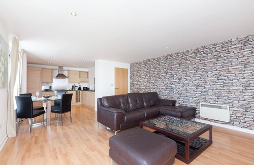 Newhaven Apartment | Stylish Garden View Apartment