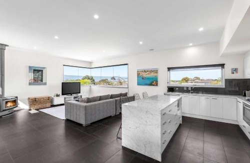 St Leonards House | Stylish getaway near beach with stunning sunsets