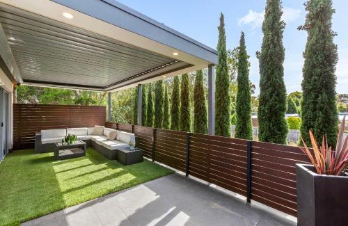 St Leonards House | Stylish getaway near beach with stunning sunsets