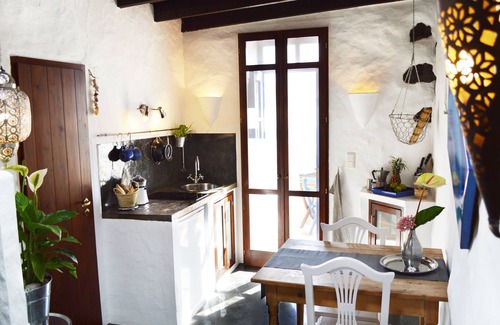 Uga Apartment | Stylish getaway with secluded Patio in lava Finca