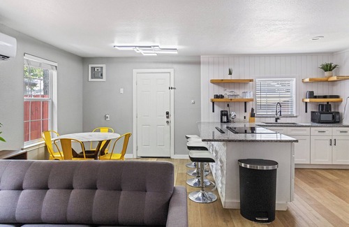 Oak Cliff Cottage | Stylish Guesthouse