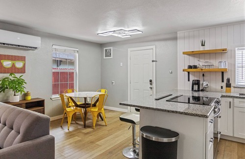 Oak Cliff Cottage | Stylish Guesthouse