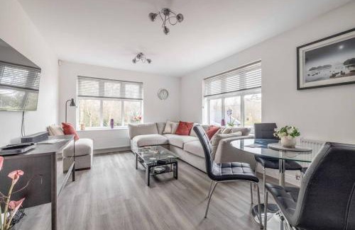 Runnymede Apartment | STYLISH HOME @ VIRGINIA WATER LAKE & FREE PARKING