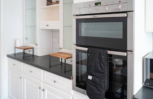 West Putney Apartment | Stylish House Sleeps 9 With Free Parking in Putney