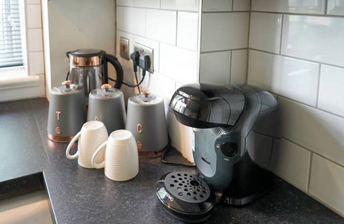 West Putney Apartment | Stylish House Sleeps 9 With Free Parking in Putney