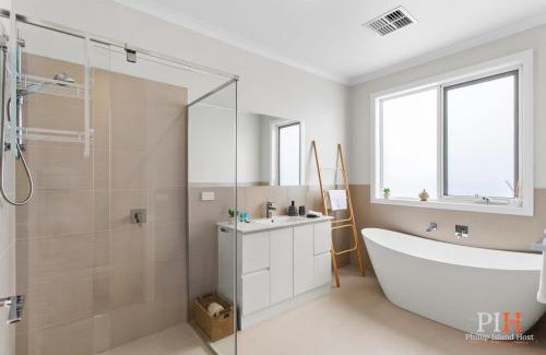 Cowes House | Stylish Indoor Outdoor Sleeps 8