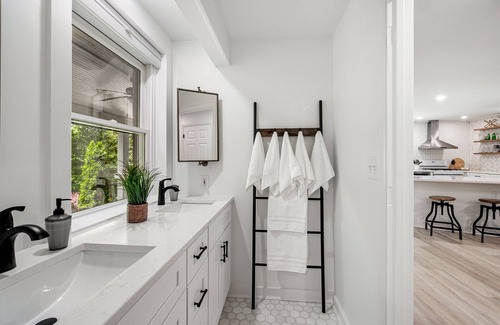 Inman Park Apartment | Stylish Inman Park Condo-Walk to Beltline & Eats!