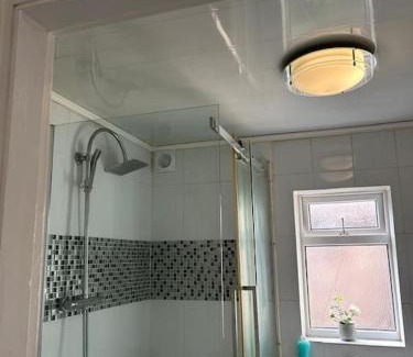 Grimsby House | Stylish Large comfortable 5 bedroom house